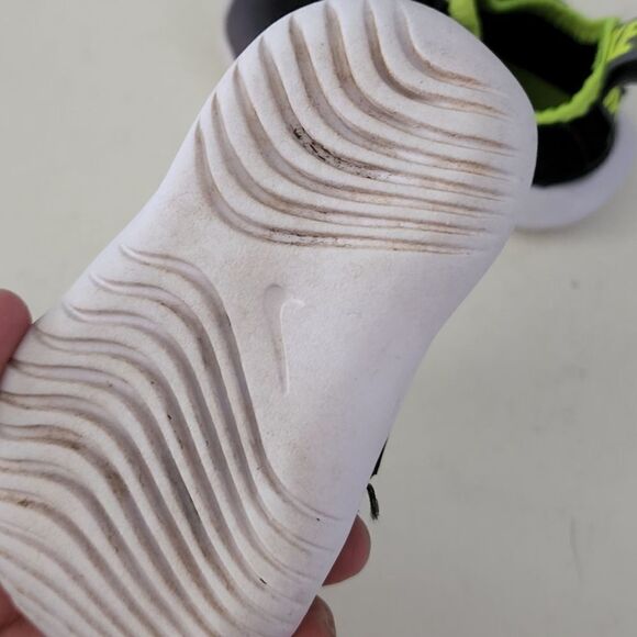 Nike flex runner child's size 4 sneaker - Picture 5 of 6